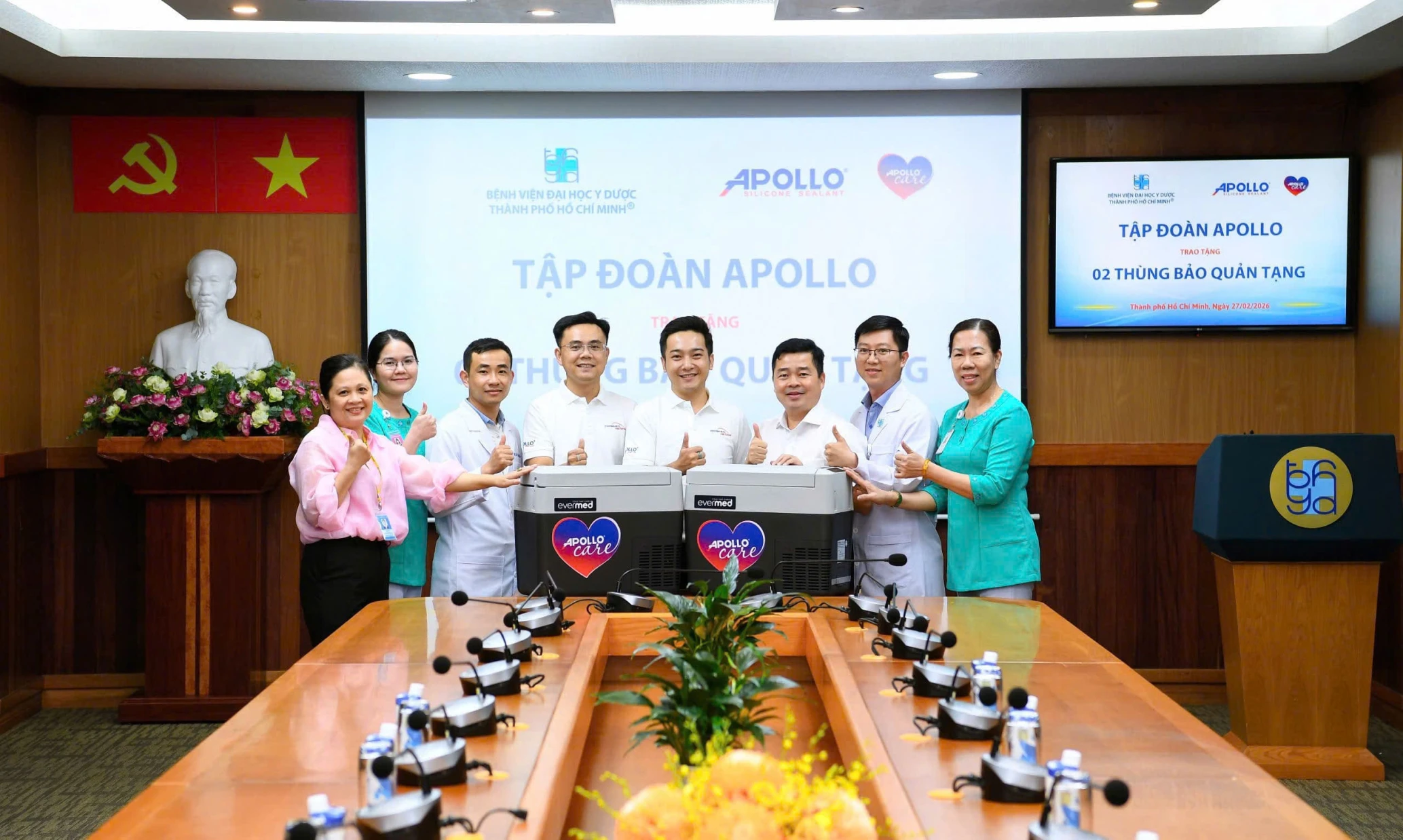 Đại diện Tập đoàn Apollo trao tặng 02 thùng bảo quản tạng chuyên dụng cho Bệnh viện Đại học Y Dược TP.HCM