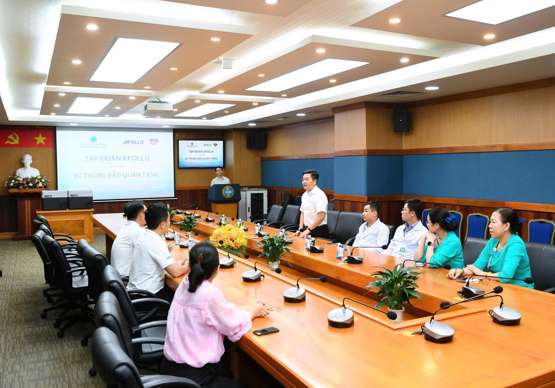 Buổi trao tặng có sự tham dự của đại diện Tập đoàn Apollo và đội ngũ y - bác sĩ Bệnh viện Đại học Y Dược TP.HCM