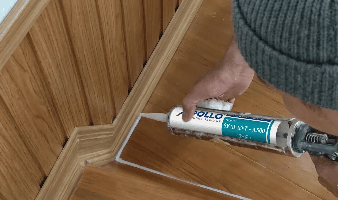 Trám keo Apollo A500 tại các vị trí khe hở giúp chống thấm cho bậc thang gỗ