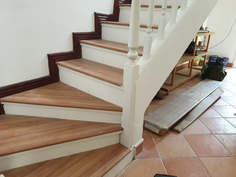 Ốp bậc cầu thang gỗ mang lại vẻ đẹp tự nhiên và sang trọng cho ngôi nhà