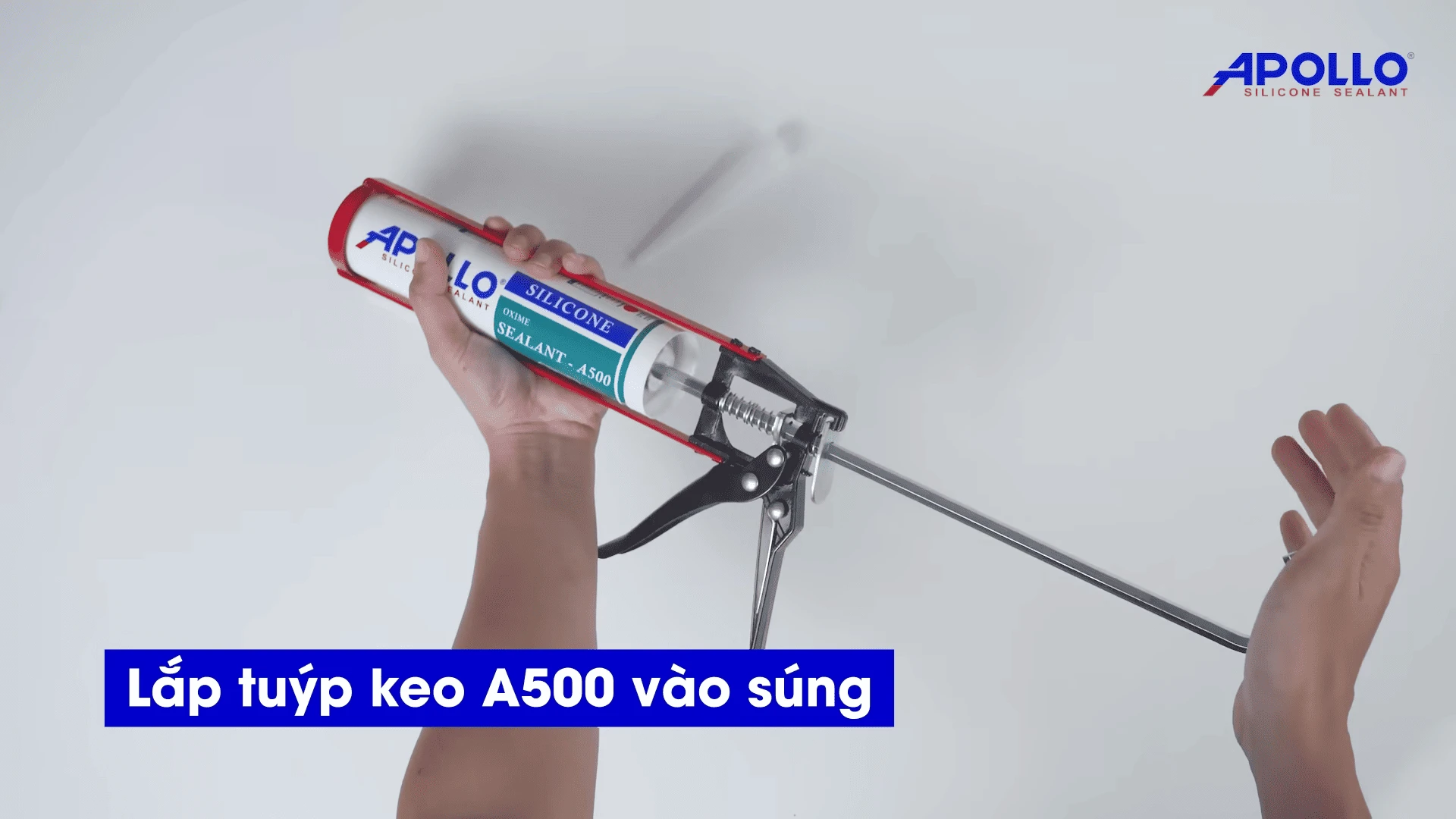 Lắp tuýp keo vào súng bắn keo silicon bằng tay, điều chỉnh lực bóp sao cho cò súng tiếp xúc gần với màng bơm