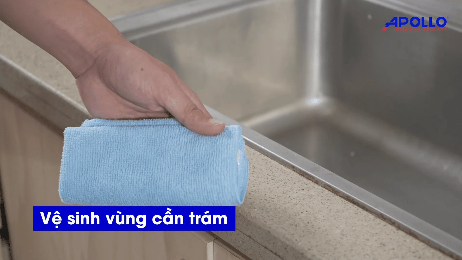 Vệ sinh sạch sẽ khu vực bồn rửa chén bị rỉ nước để tăng hiệu quả trám trét keo silicon