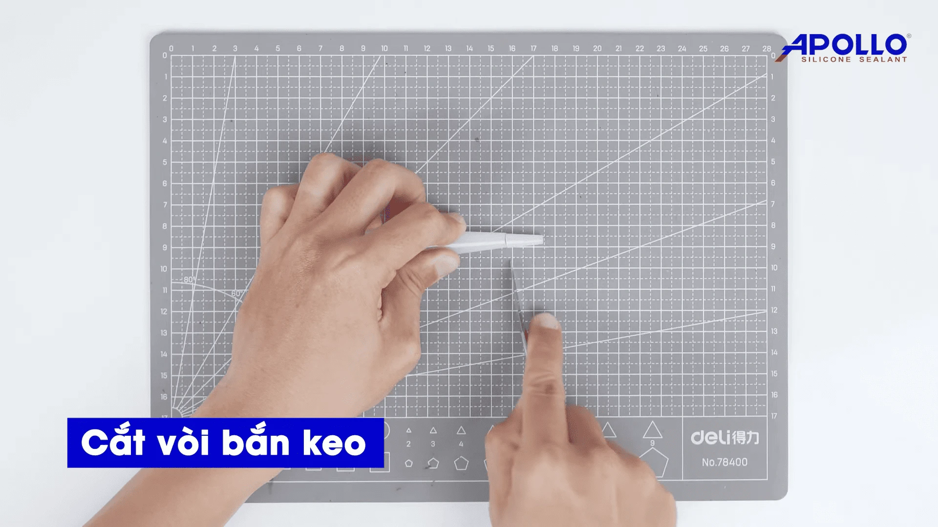 Cắt vòi bắn keo 1 góc 45 độ giúp đường keo bắn ra đều và đẹp hơn
