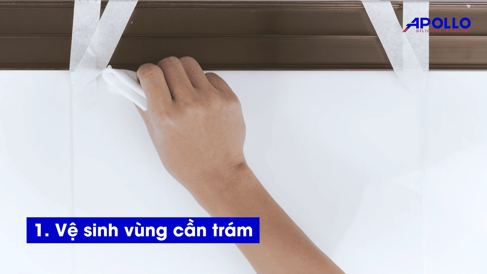 Sử dụng khăn lau vệ sinh sạch sẽ khu vực cần trám keo silicon