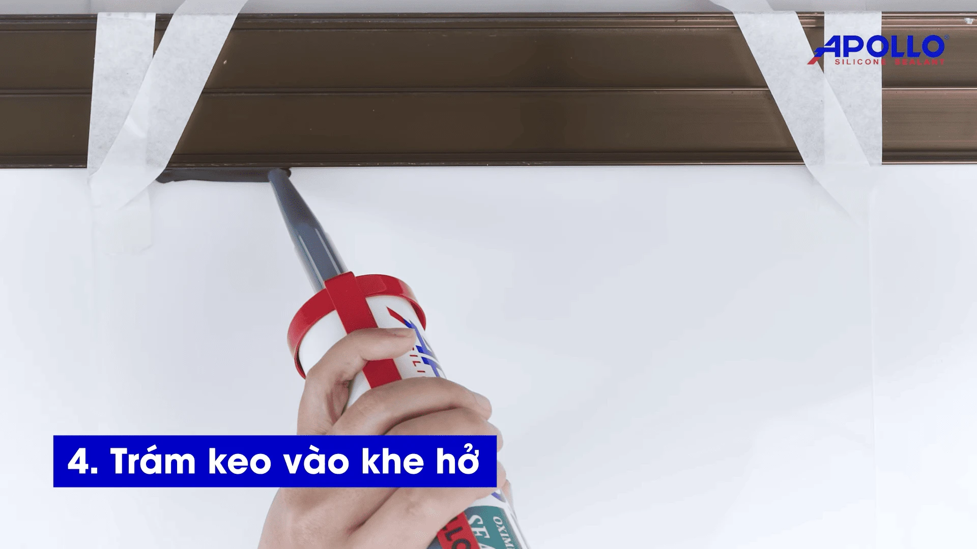 Trám keo silicon chống thấm tường Apollo A500 vào khu vực khe hở