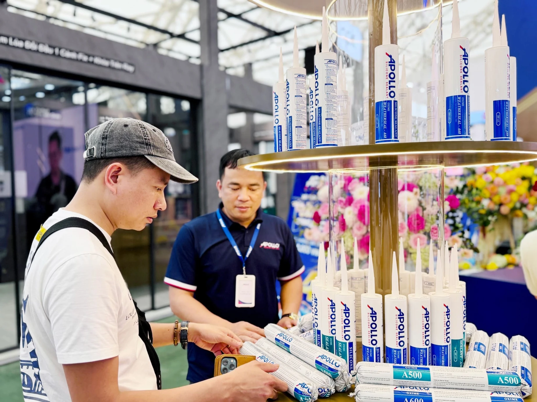 Khách tham quan được tư vấn lựa chọn keo silicone phù hợp tại khu trưng bày của Apollo