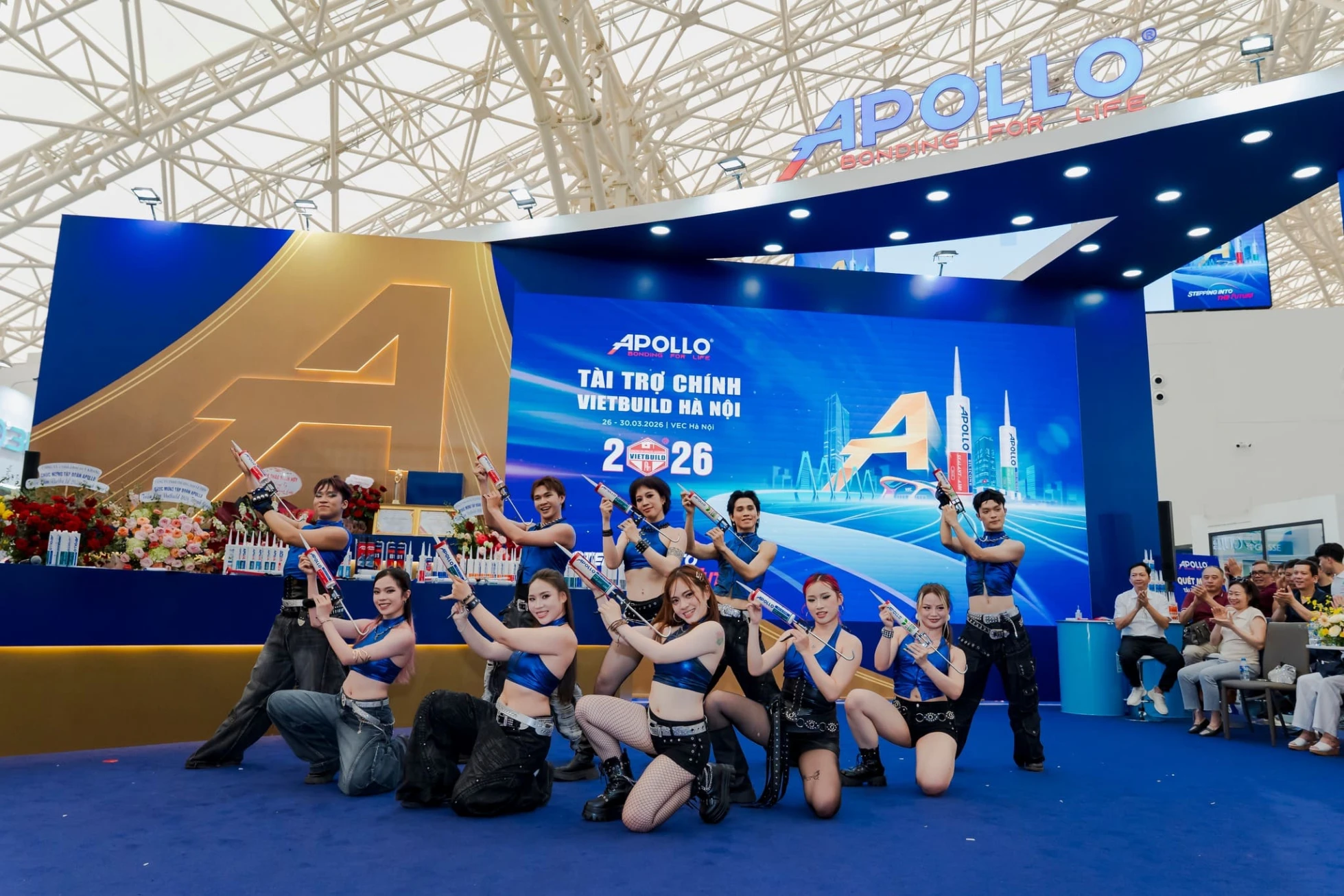 Không khí sôi động tại khu trưng bày Apollo với tiết mục trình diễn “Stepping Into The Future”