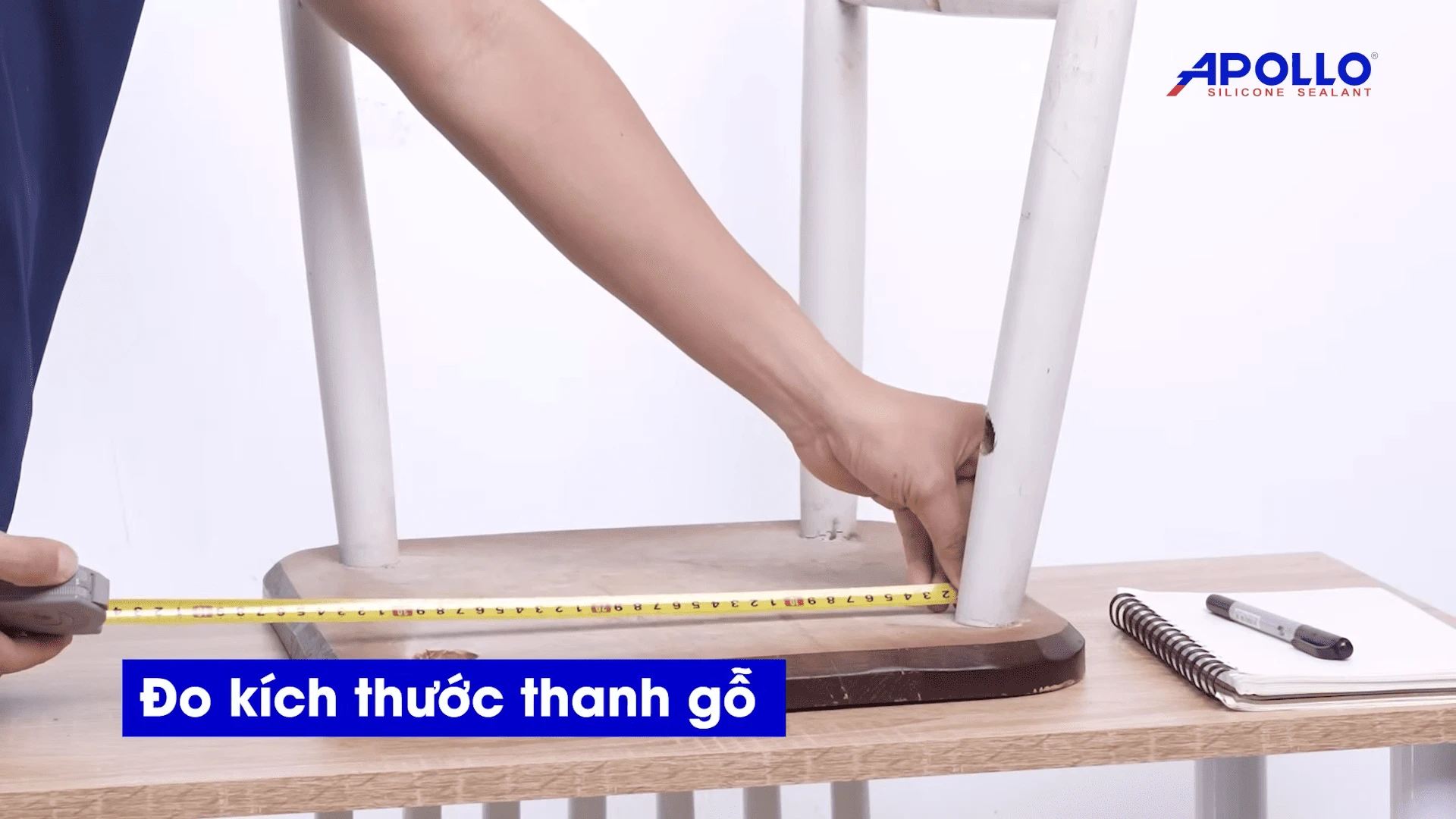 Sử dụng thước đo chính xác kích thước thanh gỗ cần thay thế