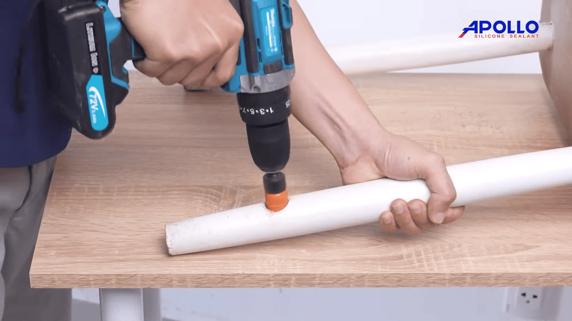 sử dụng máy khoan để tạo lỗ trên thân ghế với đường kính tương ứng