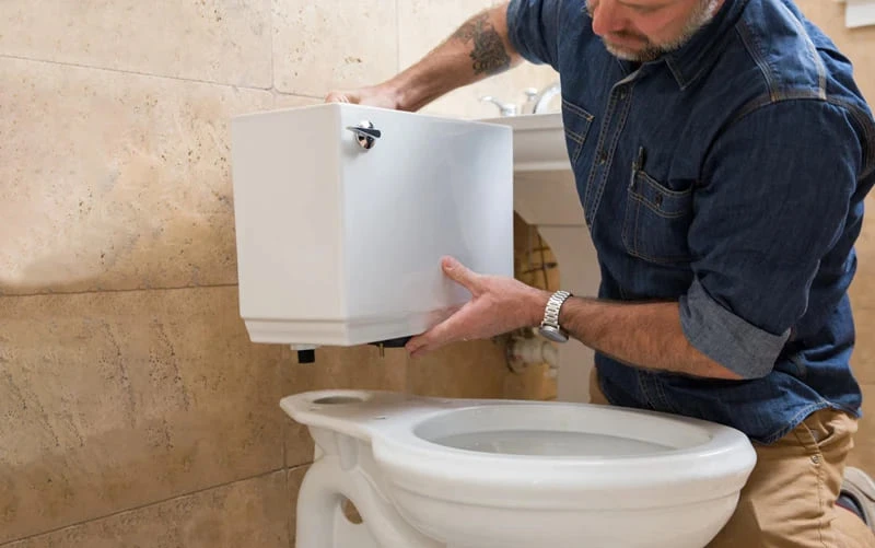 Lắp đặt két nước vào thân bồn cầu sao cho vừa khớp với nhau