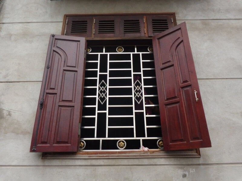 Khung cửa sổ inox họa tiết hình học phù hợp với những công trình hiện đại và cá tính