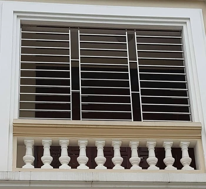 Khung cửa sổ inox thang ngang/dọc được sử dụng phổ biến bởi thiết kế đơn giản và tiết kiệm chi phí