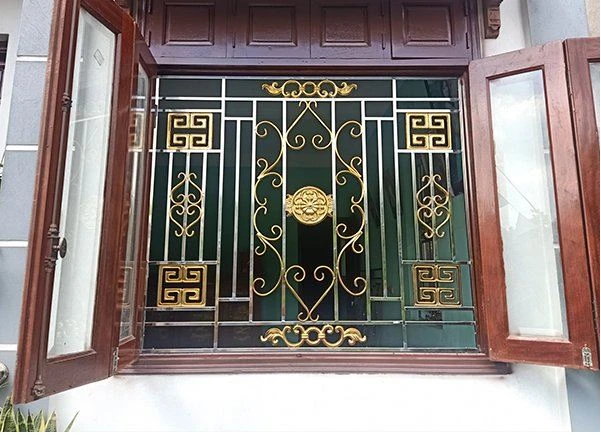 Mẫu khung cửa sổ inox uốn hoa văn nghệ thuật mang phong cách sang trọng và cổ điển