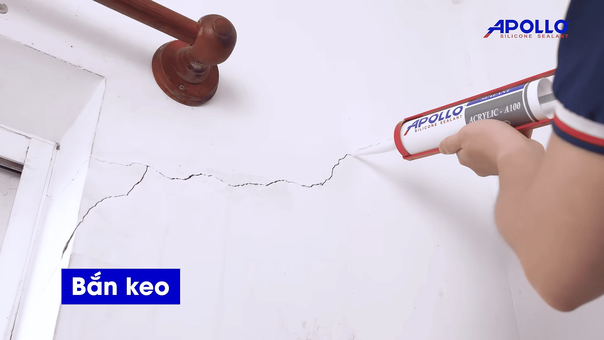 Bắn keo Apollo Acrylic A100 vào khe hở cần trám để xử lý vết nứt tường