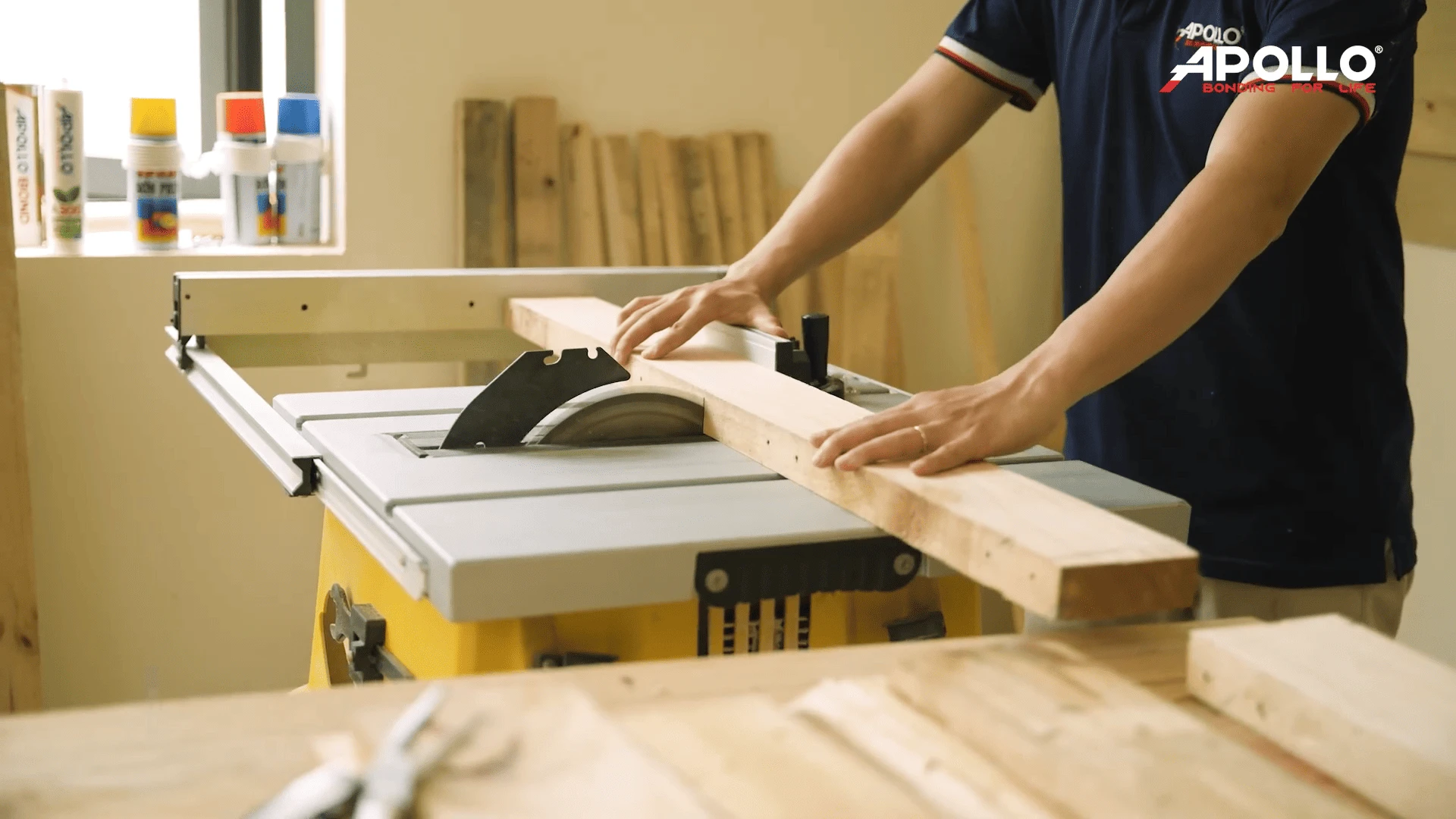 Cắt thanh gỗ bằng máy cưa bàn với đường cắt chuẩn xác, tạo trụ đứng chắc chắn cho hòm thư