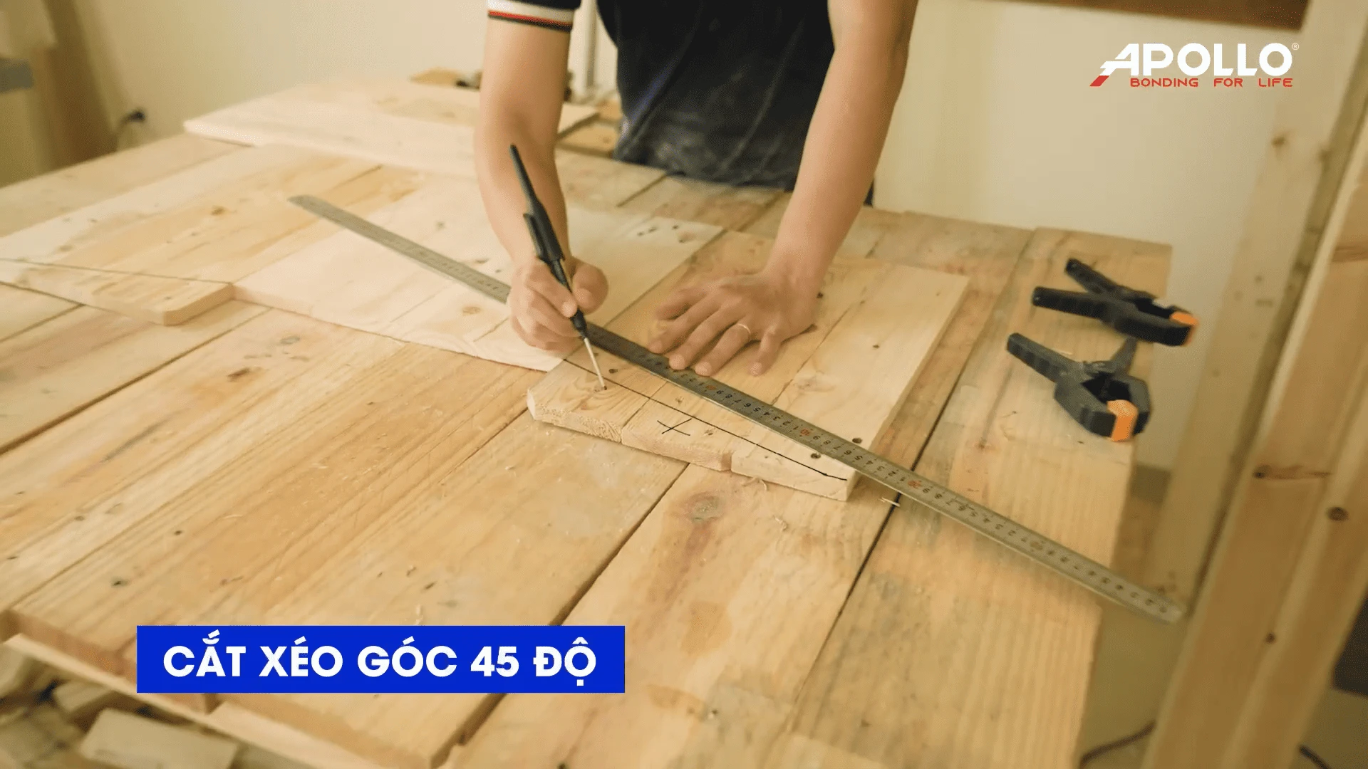 Đánh dấu và đo góc cắt 45 độ, giúp các cạnh ghép khít, tăng tính thẩm mỹ
