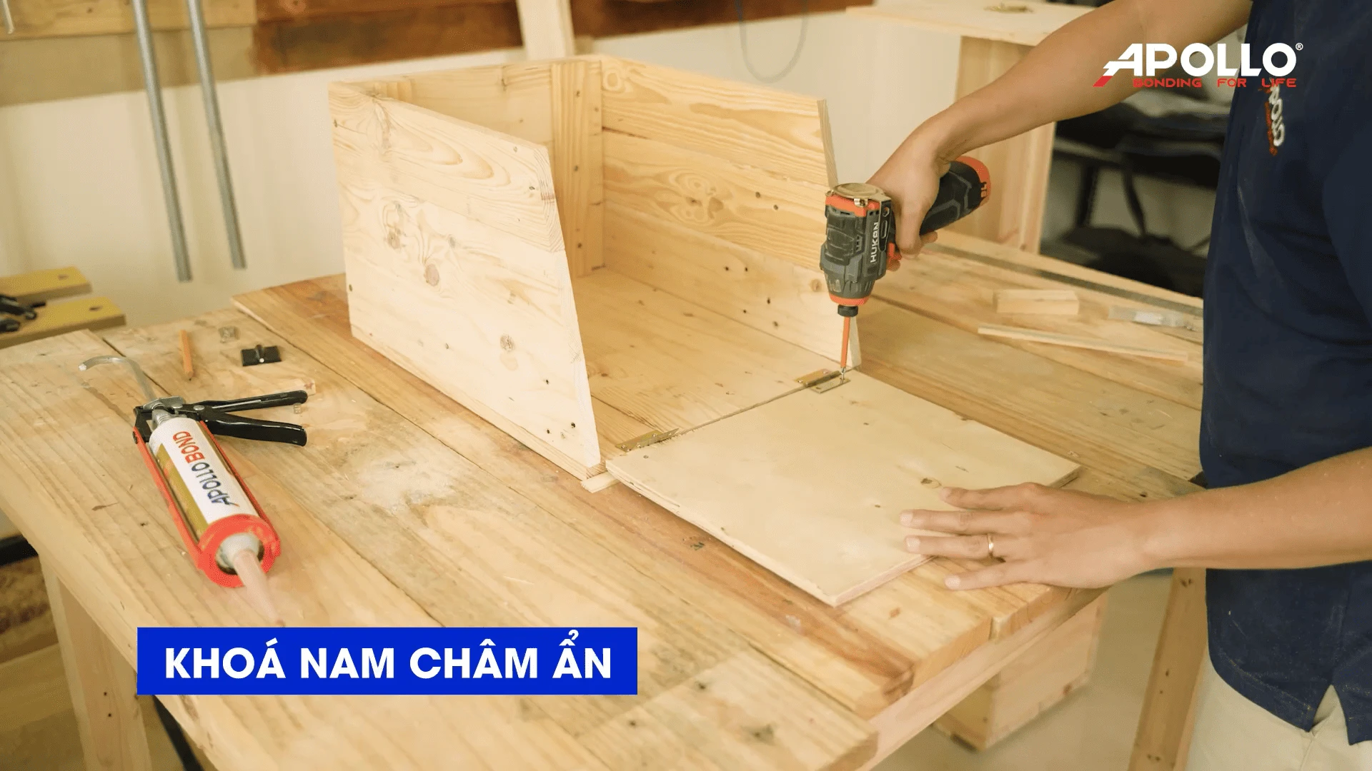 Lắp đặt khóa nam châm ẩn bên trong hòm thư, tạo cơ chế đóng mở kín đáo, an toàn cho việc nhận thư và hàng hóa.