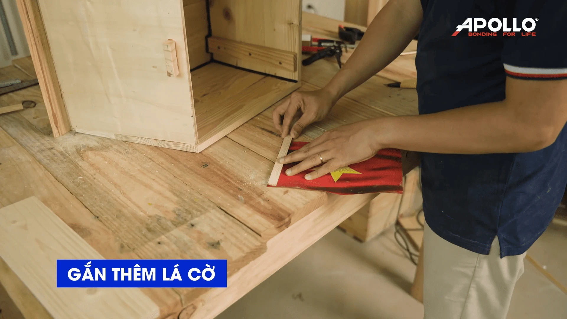 Gia công mặt bên và vị trí cắm cờ, thiết kế linh hoạt giúp dễ dàng dựng hoặc hạ cờ