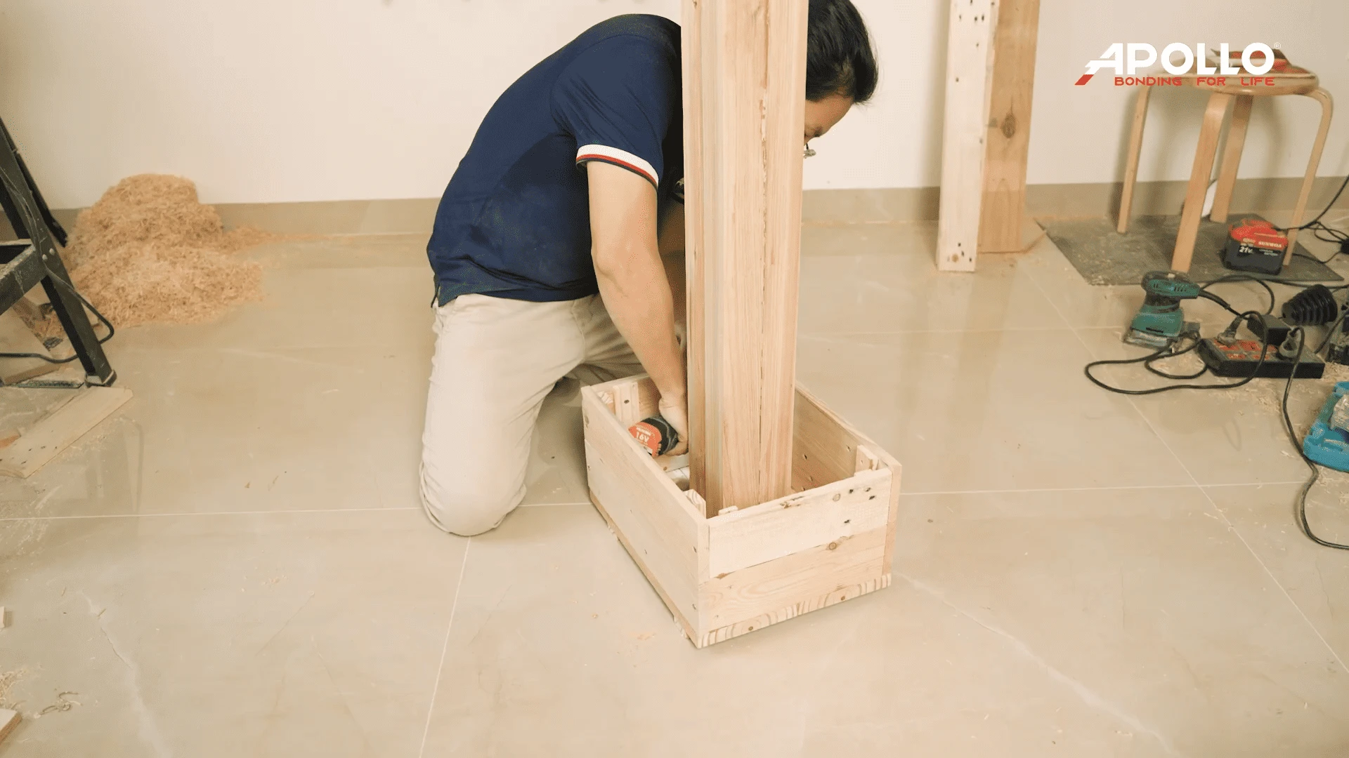 Cố định chân đế hòm thư vào trụ đứng bằng cách bắn vít trực tiếp từ bên trong, giúp tăng độ chắc chắn và giữ kết cấu ổn định trong quá trình sử dụng