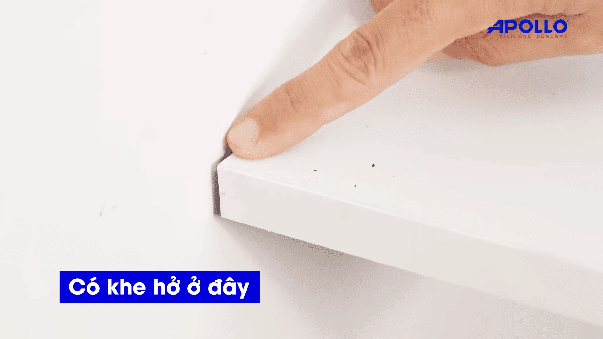 Khe hở giữa kệ và tường dễ gây mắc kẹt đồ vật và mất thẩm mỹ