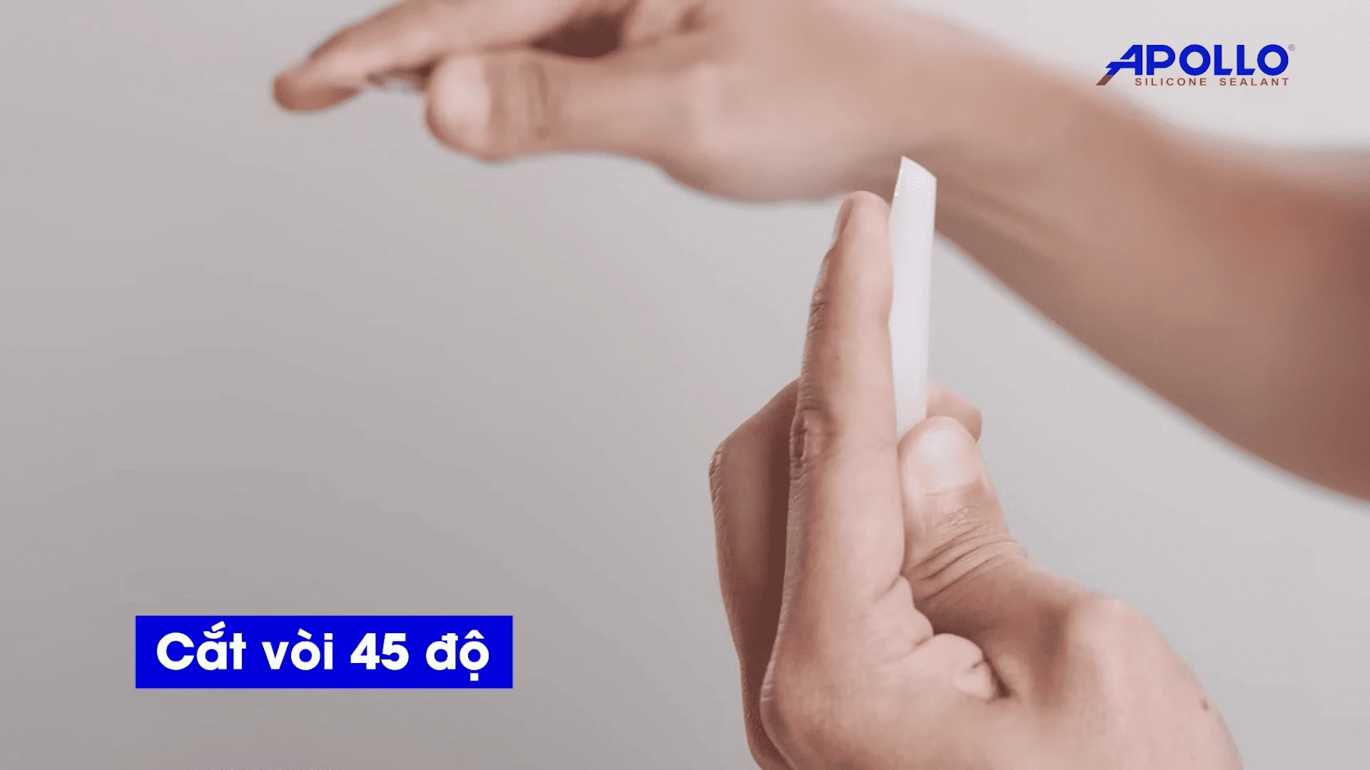 Cắt vòi bắn keo góc 45 độ tương ứng với kích thước khe hở thực tế