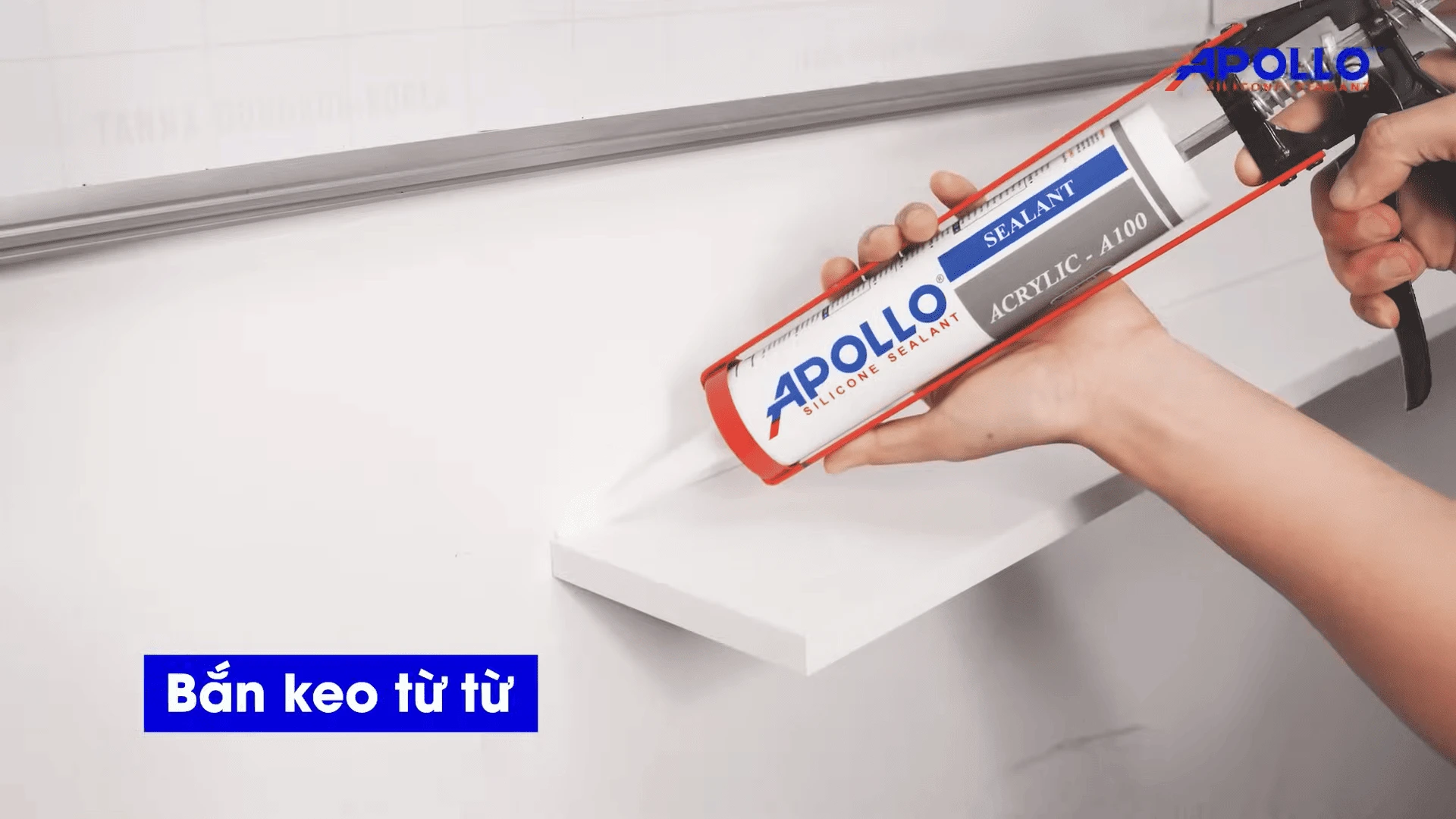 Thi công bắn keo Apollo Acrylic A100 vào khe hở giữa kệ và tường