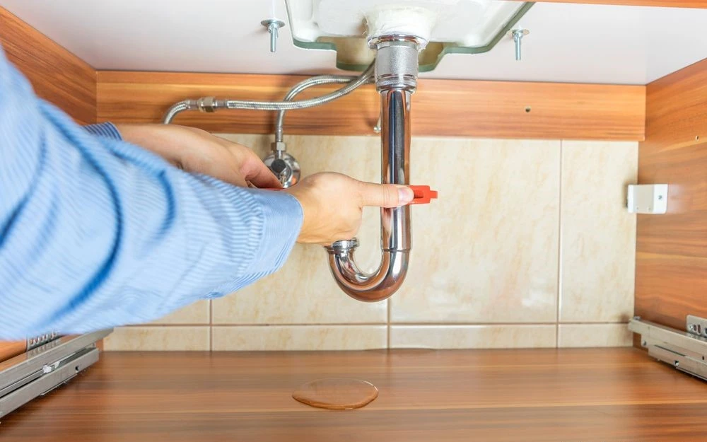 Kiểm tra và xử lý định kỳ các vị trí đường ống dễ bị rò rỉ nước gây ẩm mốc nhà bếp