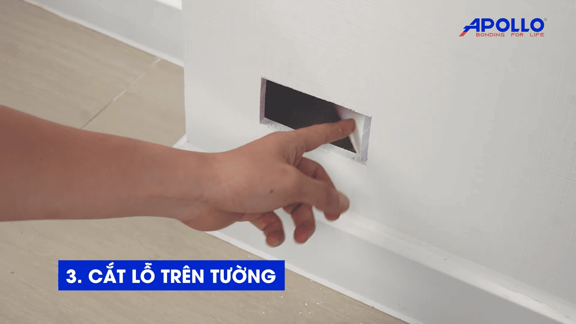 Cắt lỗ trên tường phù hợp với kích thước hộp gỗ bí mật