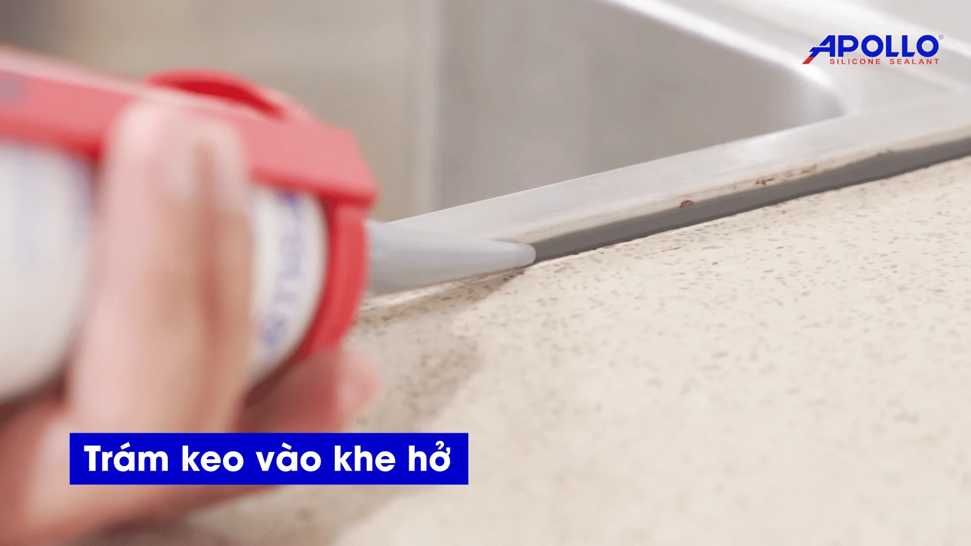 Bắn keo silicone chống thấm bồn lavabo treo tường
