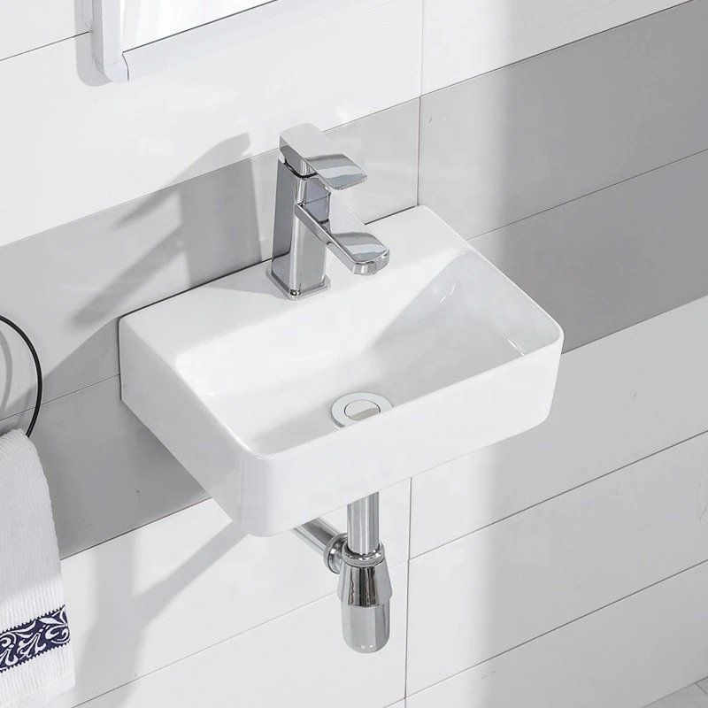 Xả nước kiểm tra hệ thống trước khi đưa lavabo treo tường vào sử dụng