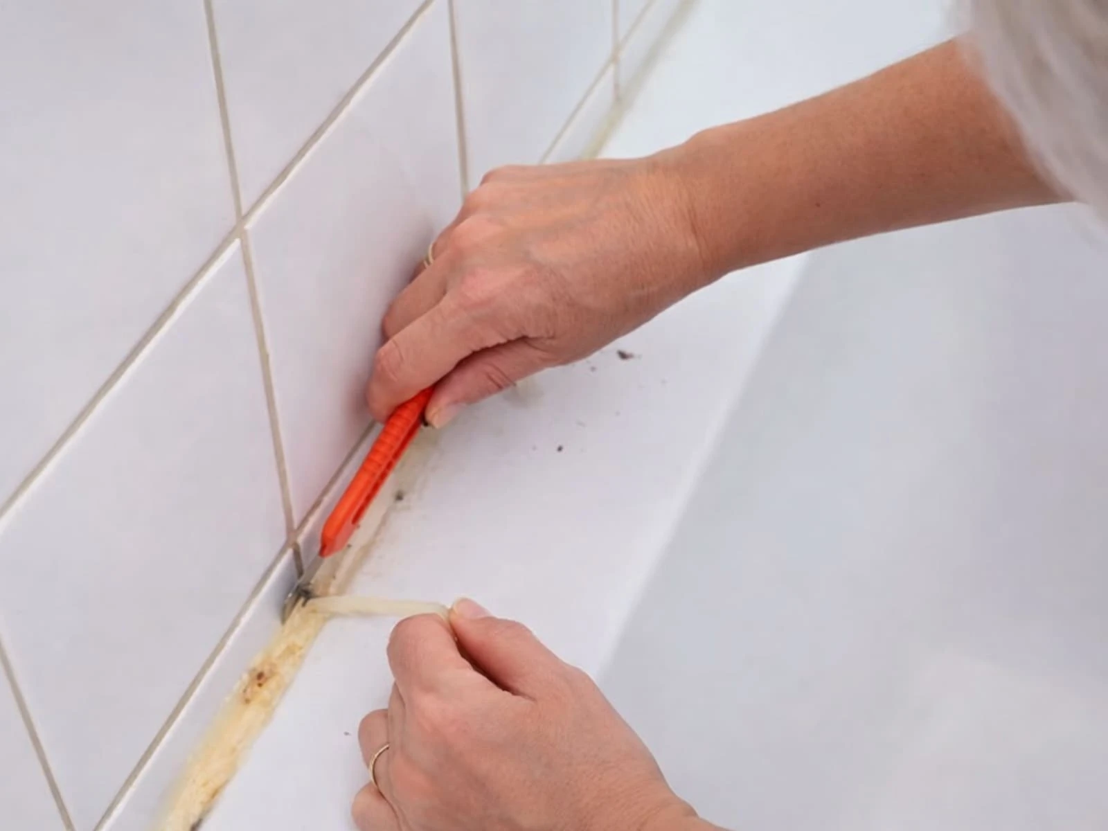 Khi keo silicone đổi màu bị ố vàng, mốc đen do bám bẩn hoặc lão hóa, bạn cần làm sạch bằng baking soda, giấm, hoặc dung dịch tẩy chuyên dụng
