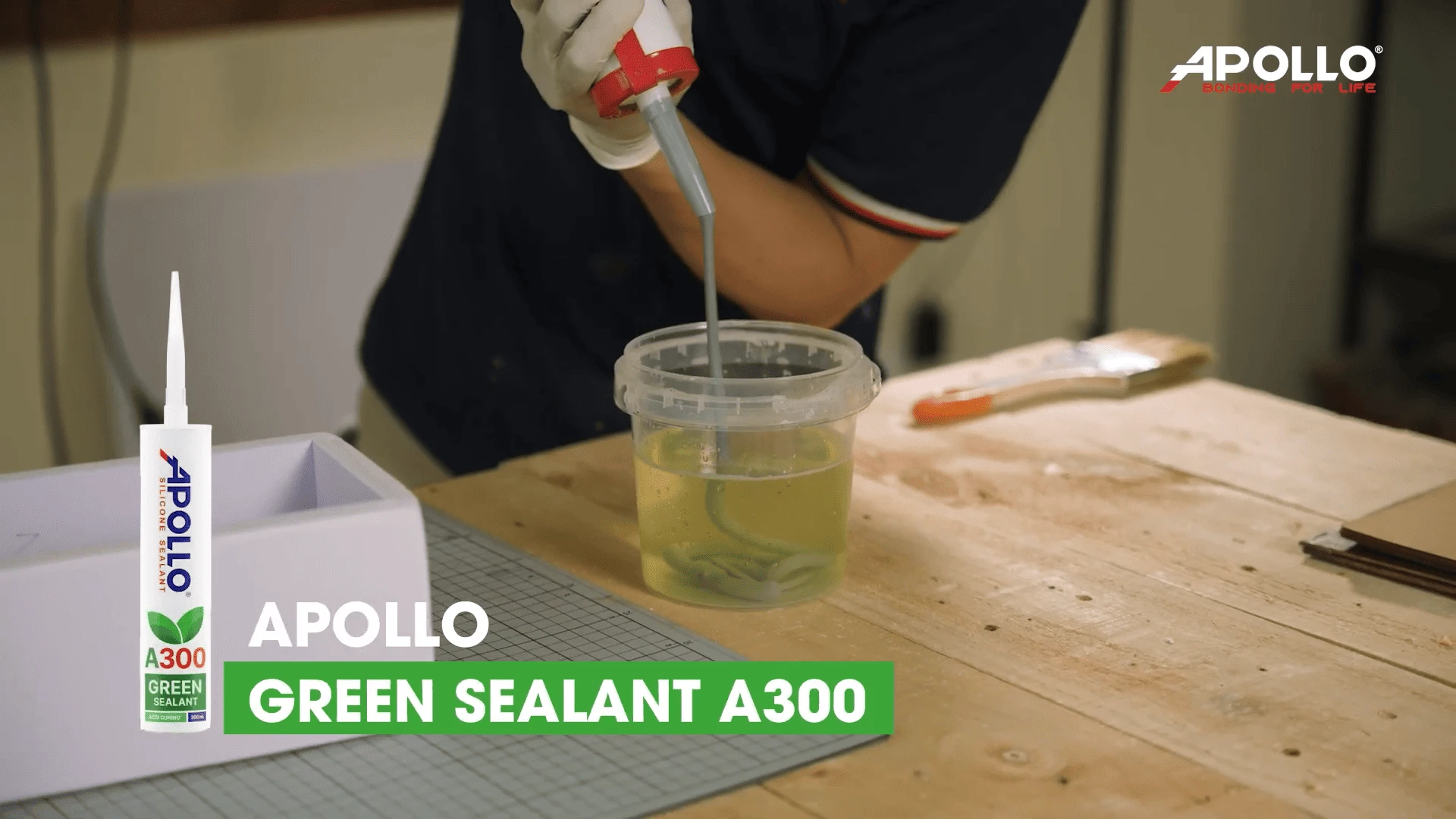Bắn keo Apollo Green Sealant A300 trực tiếp vào dung dịch đã chuẩn bị để tạo khuôn chậu