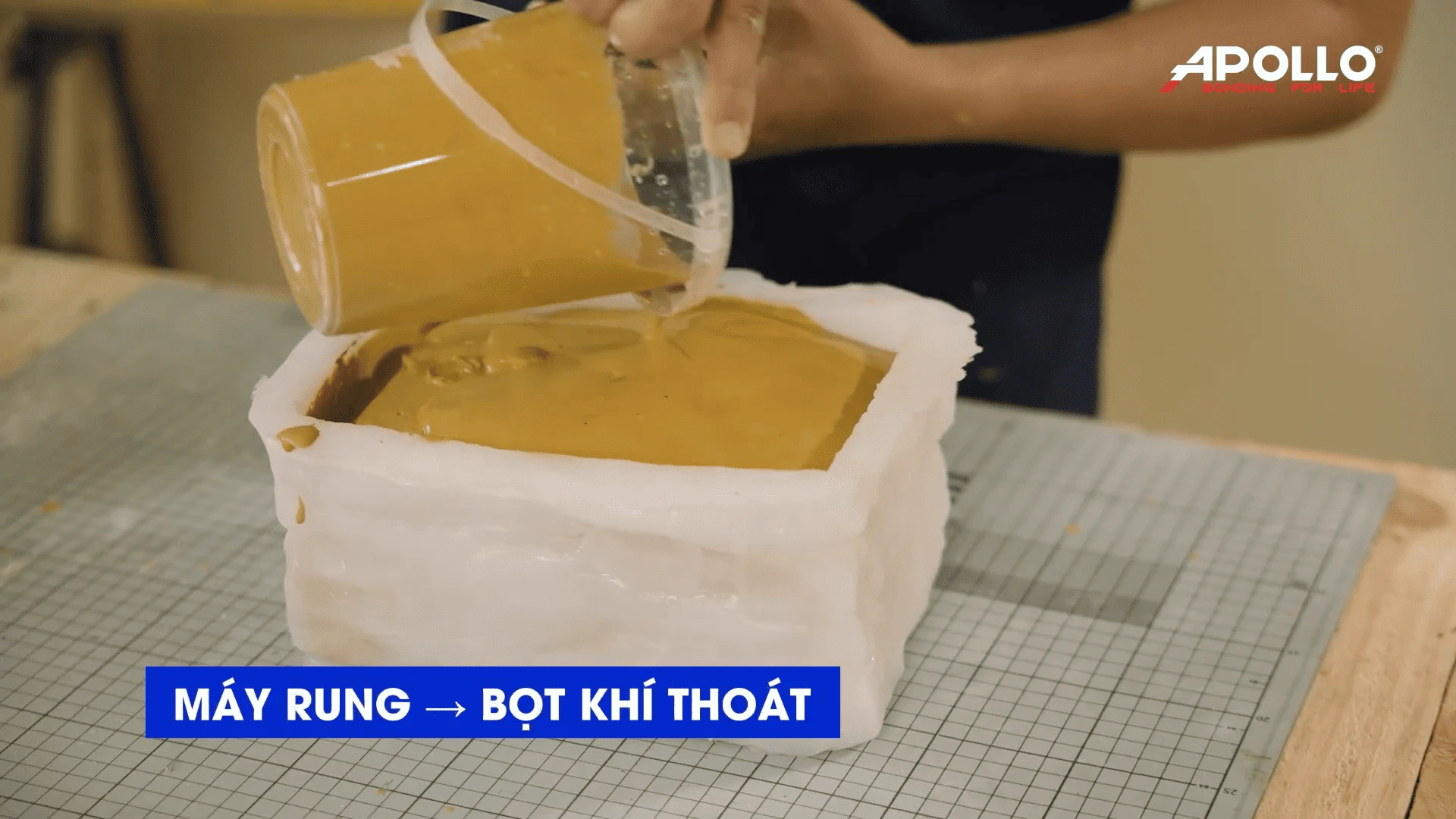 Trộn xi măng, thêm màu sắc yêu thích và đổ vào khuôn silicone