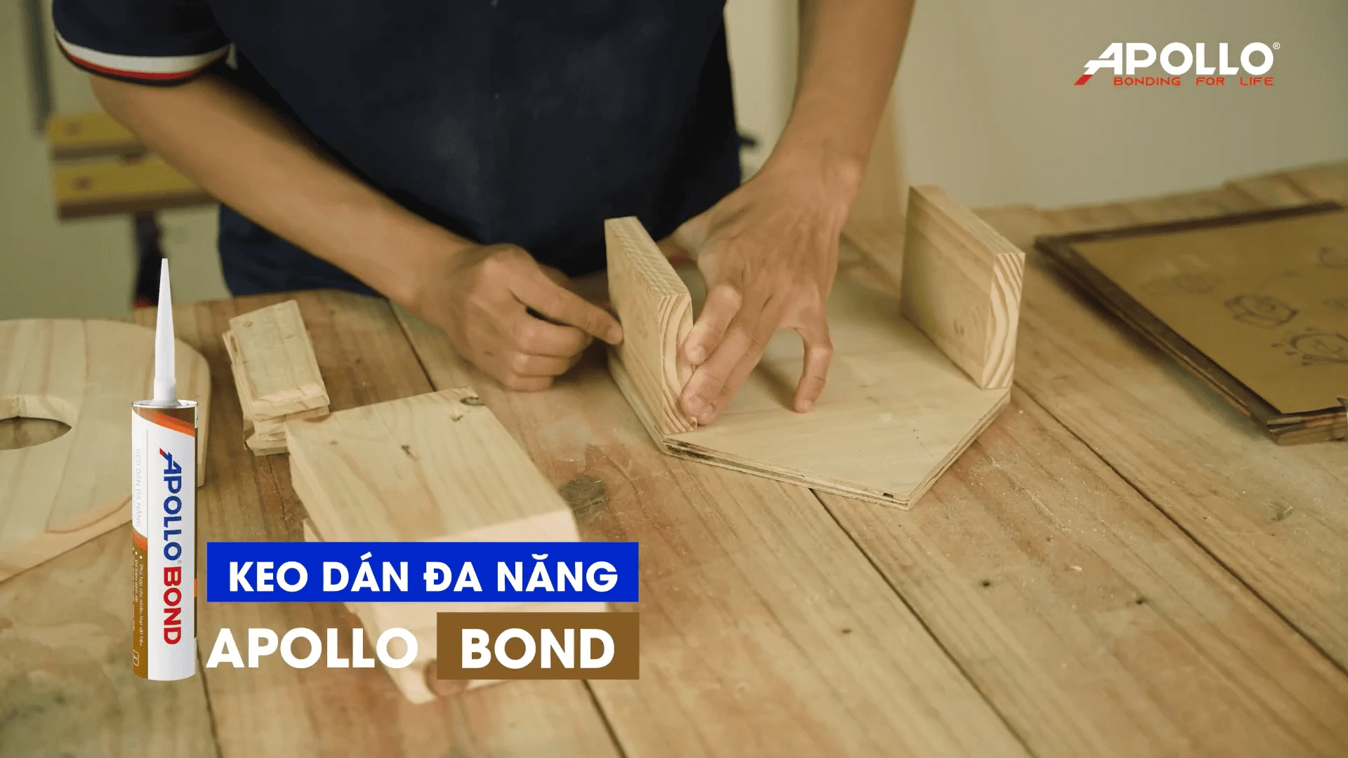 Sử dụng keo dán đa năng Apollo Bond để gắn các thanh gỗ, tạo khung cho nhà chim