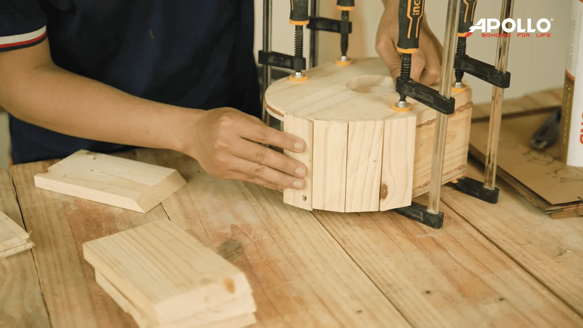 Sau khi hoàn thiện phần khung chính, tiến hành gắn các nan gỗ dọc bao quanh đáy nhà chim