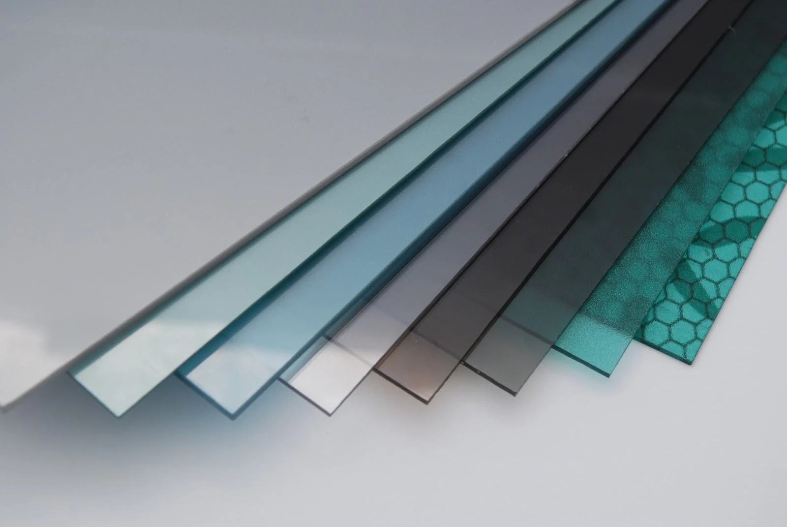 Tấm lấy sáng Polycarbonate đặc ruột có cấu trúc đúc đặc nguyên khối