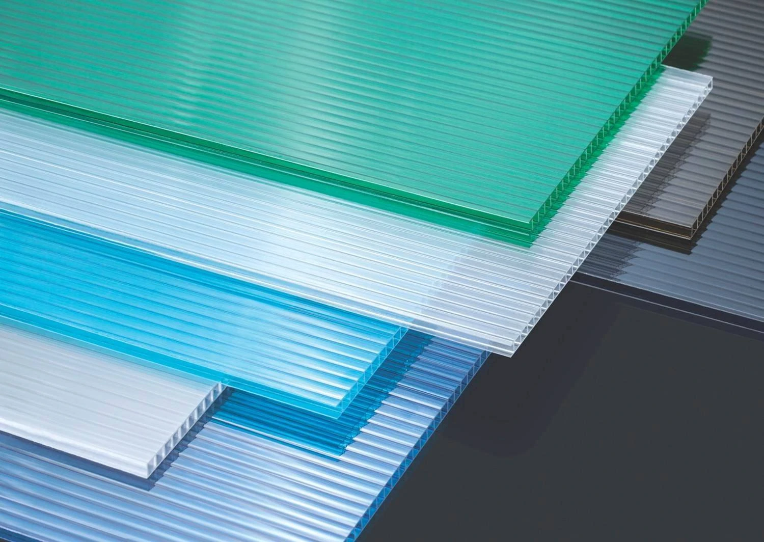 Tấm lấy sáng Polycarbonate rỗng ruột có cấu trúc nhiều lớp với khe hở ở giữa