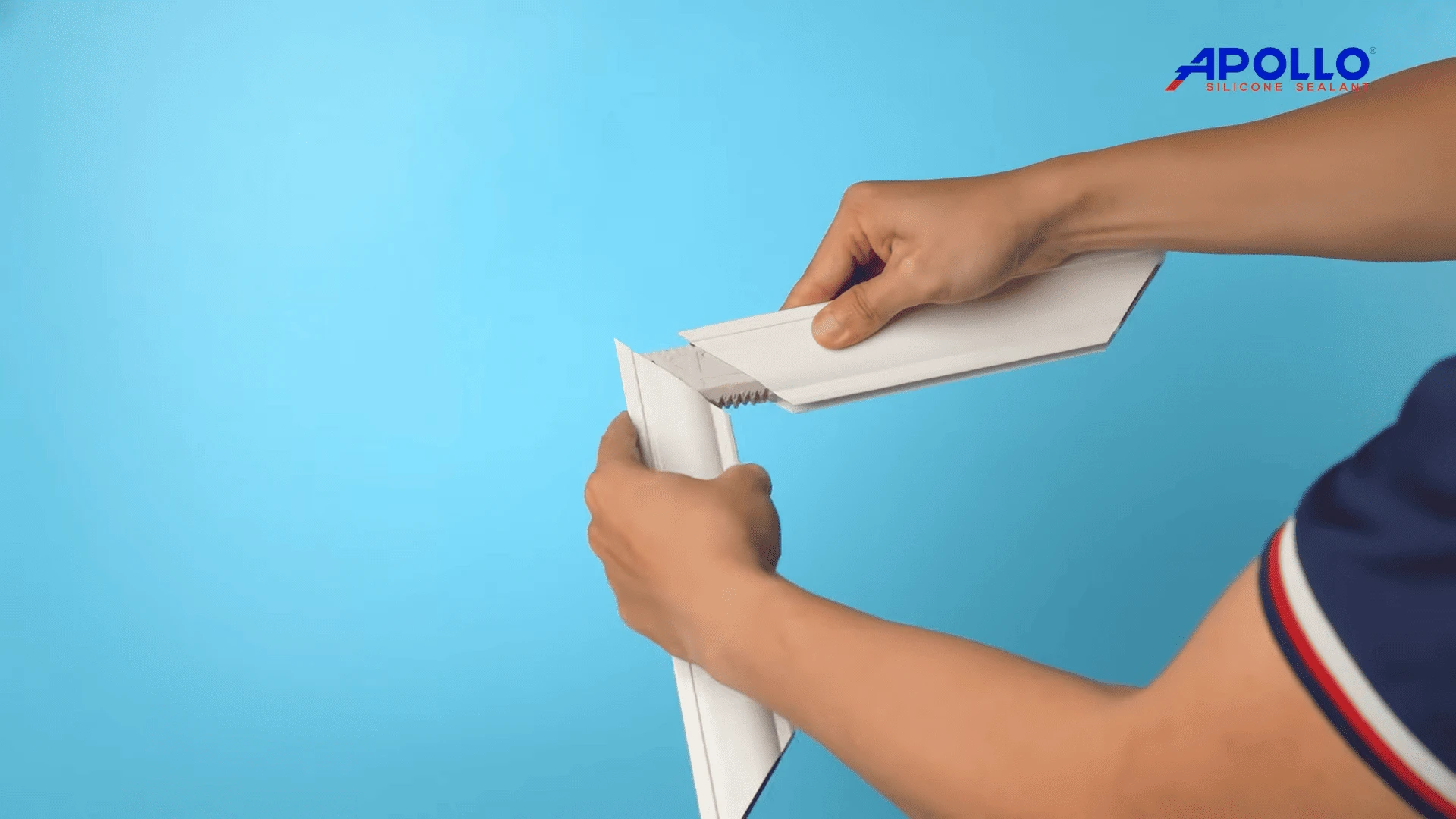 Lắp thanh nhôm còn lại đã được bắn keo ép góc vào miếng ke góc và chờ keo khô