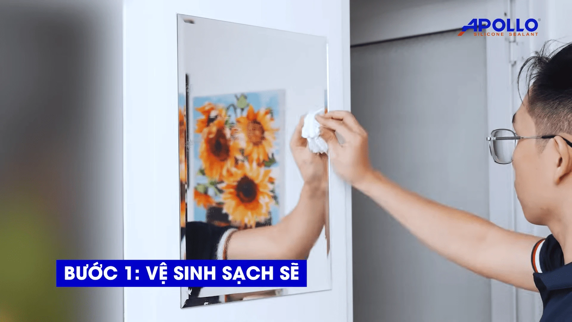 Vệ sinh sạch sẽ bề mặt viền gương trước khi thi công
