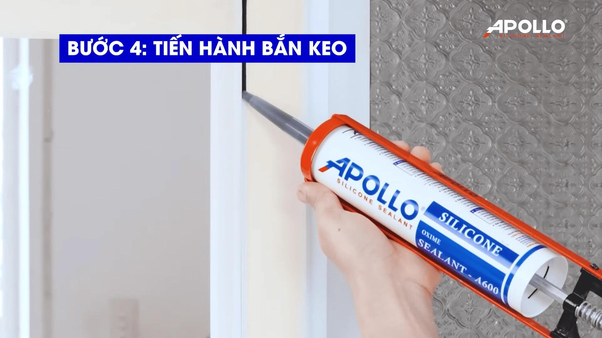 Tiến hành thi công bắn keo trám viền gương