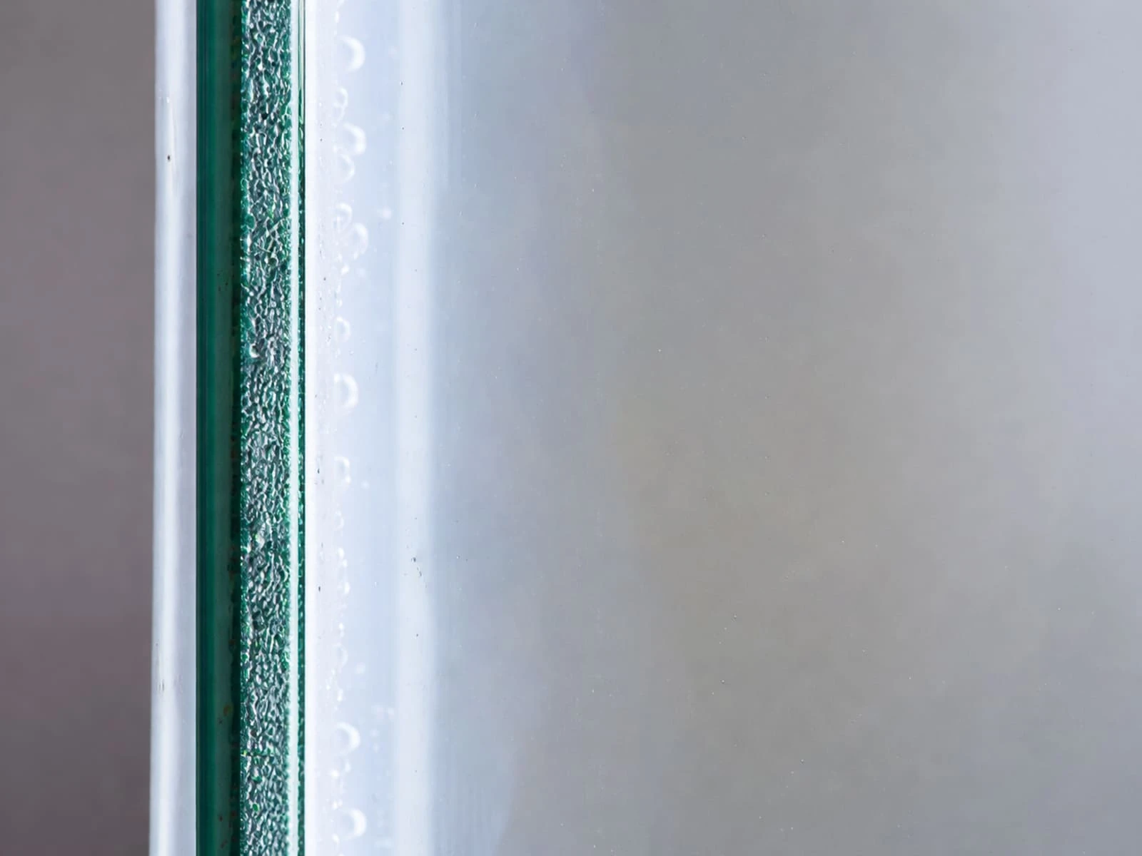 Keo silicone bị phồng rộp tạo ra các lỗ bọt khí trên bề mặt đường keo gây mất thẩm mỹ và dễ bị thấm nước ngược trở lại