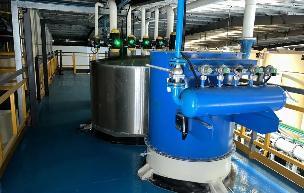 Hệ thống lưu trữ nguyên liệu thô đảm bảo việc tổ chức và kiểm soát hàng tồn kho hợp lý, giảm thiểu nguy cơ ô nhiễm hoặc hư hỏng