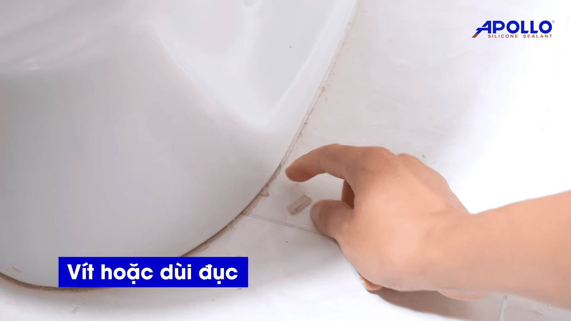 Sử dụng vít hoặc dùi đục để loại bỏ lớp keo cũ