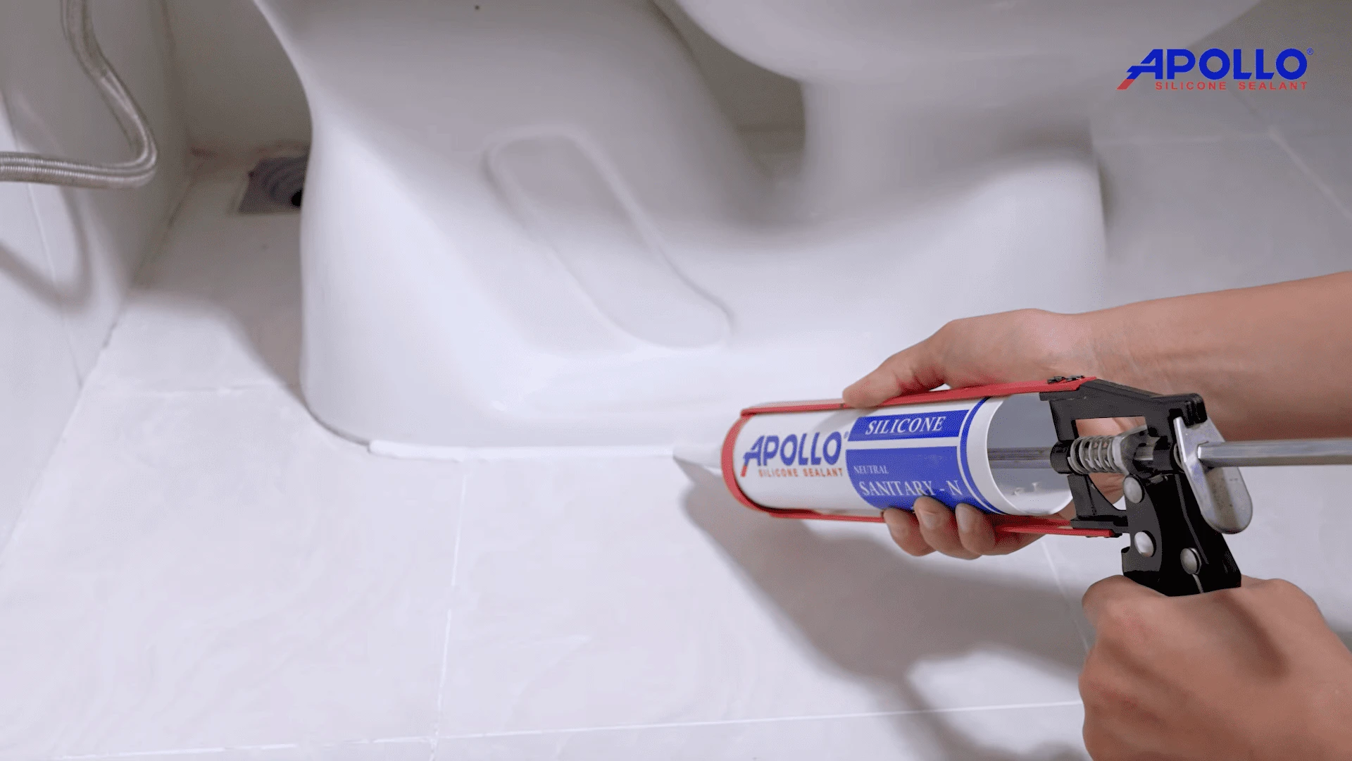 Thi công bắn keo Apollo Silicone Sanitary - N để trám chân bồn cầu bị hở