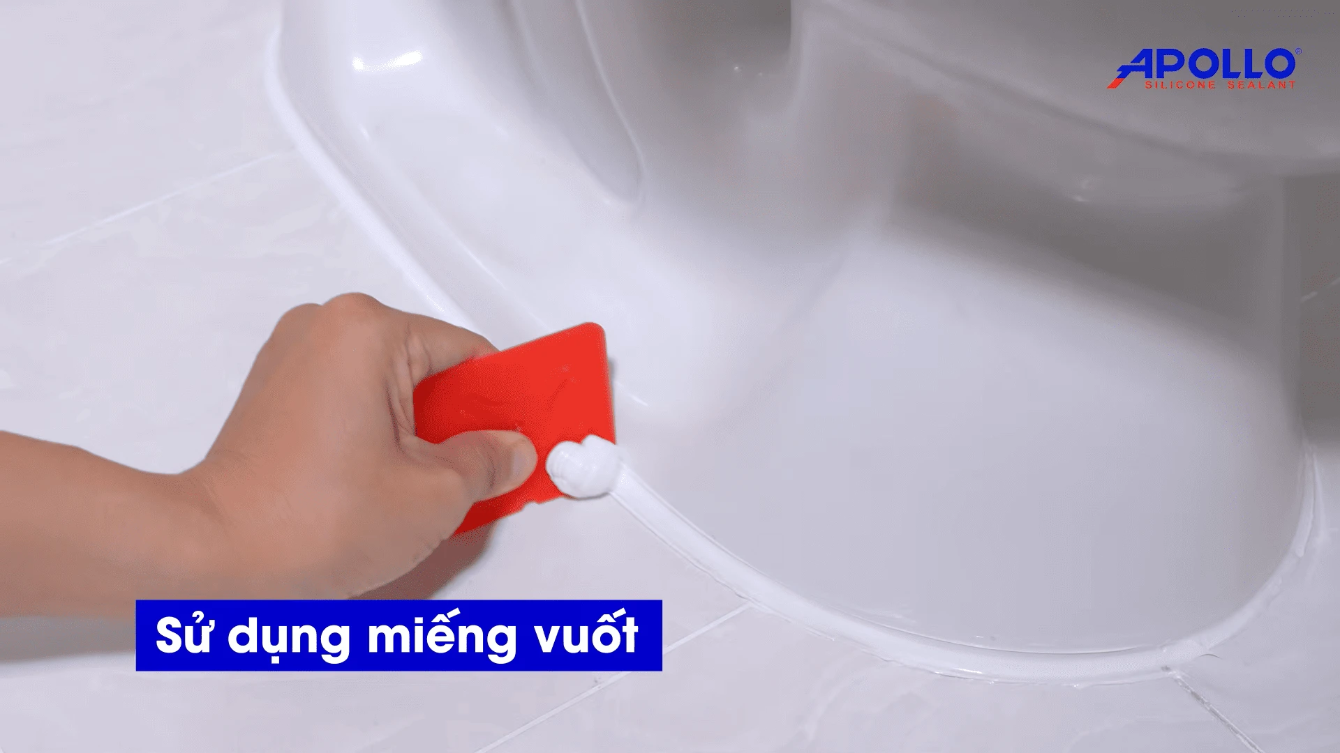 Nếu đường keo bắn ra bị đứt quãng hoặc không được đẹp như ý muốn, bạn có thể làm mịn lại đường keo với miếng vuốt nhựa vô cùng dễ dàng