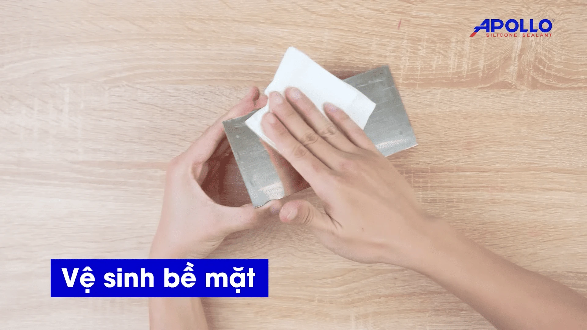 Vệ sinh sạch sẽ bề mặt trước thi công giúp tăng hiệu quả kết dính keo Apollo Bond