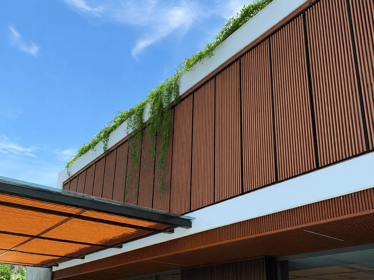 Lam che nắng gỗ nhựa là loại vật liệu xây dựng có tính thẩm mỹ cao và dễ kết hợp cho mọi công trình