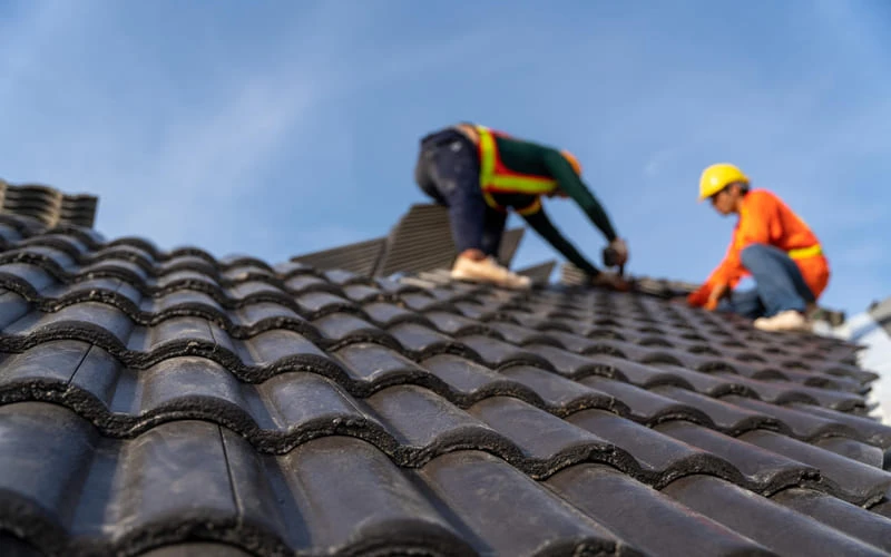 Đối với mái ngói, nước thường xâm nhập qua các khe hở giữa các viên ngói hoặc vị trí liên kết xuống cấp