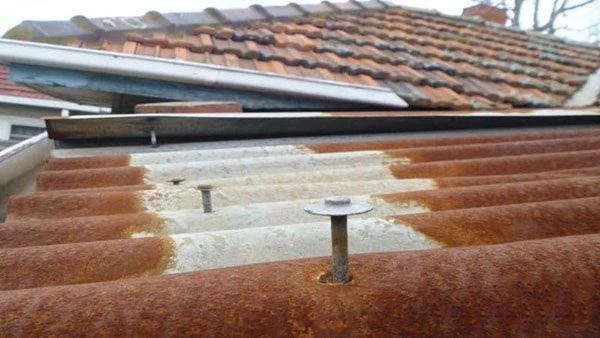 Mái tôn sử dụng lâu ngày bị rỉ sét, thủng lỗ gây dột nước mùa mưa