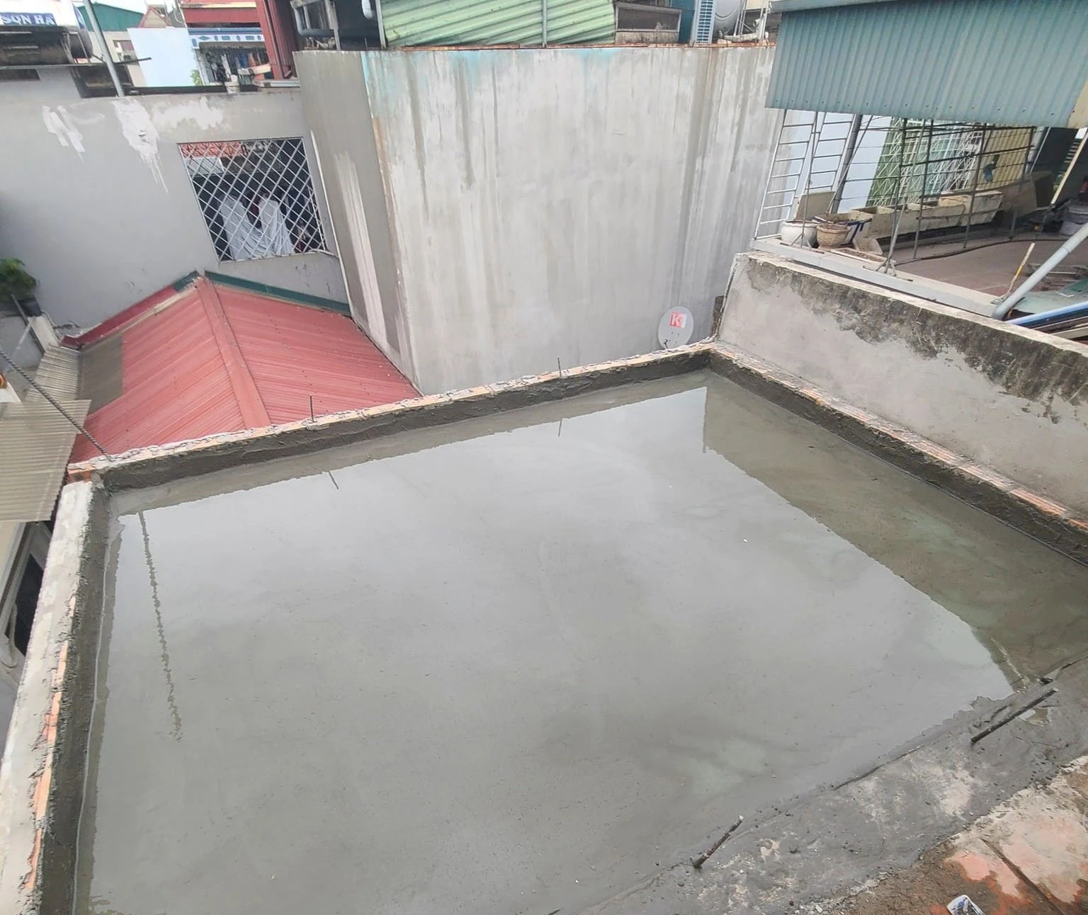 Nước ứ đọng kéo dài là nguyên nhân khiến mái bê tông bị dột
